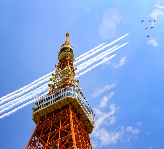 ブルーインパルス、世界陸上に合わせ国立競技場の上空で展示飛行!