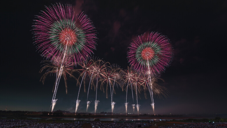 茨城「利根川大花火大会」国内最大級 3万発の夜空の祭典!