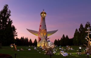 太陽の塔がライトアップ、万博記念公園「イルミナイト」開催中!