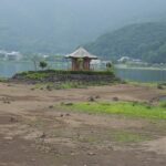 山梨県、河口湖が深刻な水不足！湖底の「幻の道」が出現！