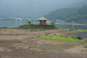 山梨県、河口湖が深刻な水不足!湖底の「幻の道」が出現!