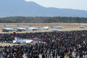 「芦屋基地航空祭」レッドドルフィンやホワイトアローズ登場！