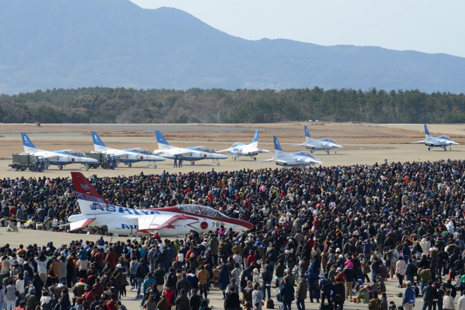 「芦屋基地航空祭」レッドドルフィンやホワイトアローズ登場！