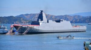 青森「護衛艦 ゆうべつ」初寄港！軽装甲機動車やパトリオットも展示