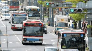 【悲報】消えゆく路線バス、この5年で4万キロ超が廃止に!