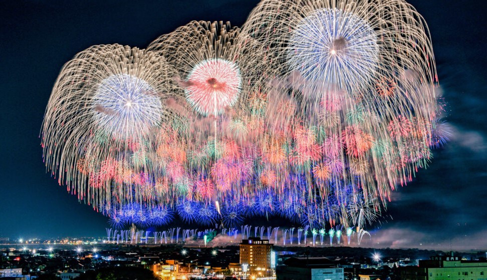 山形県酒田市「酒田の花火」1万発の夜空の祭典 9/13開催！