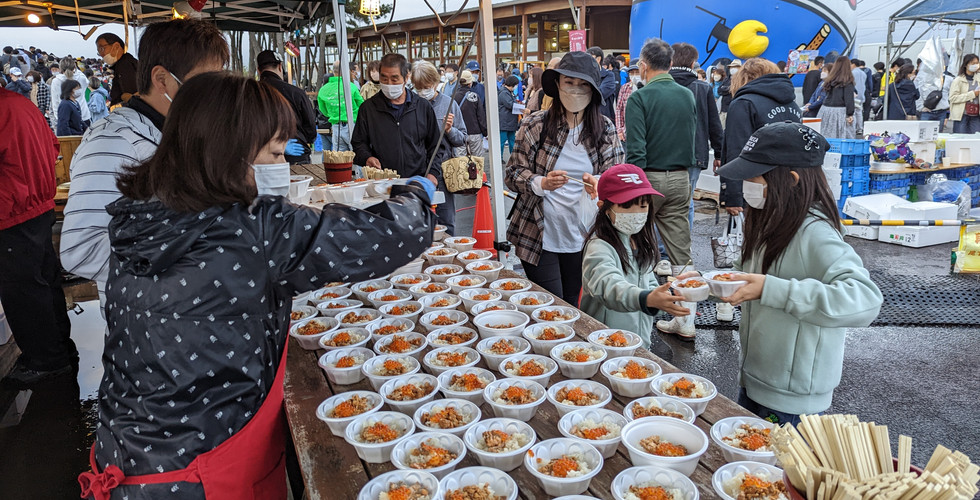 名取・ゆりあげ港 朝市「はらこめし祭り」2000食を無料で振舞!