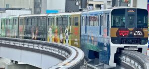 多摩モノレール「平成狸合戦ぽんぽこ」ラッピング車両が運行!