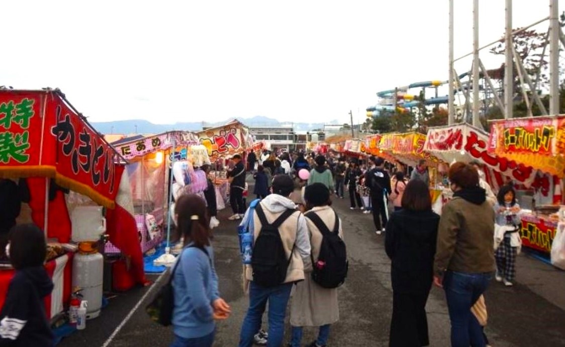 神奈川「大磯まつり」幻想的なスカイランタンが秋の夜空に舞う!