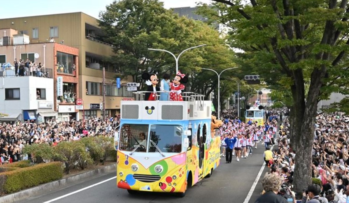 12日、前橋市でディズニーパレード!ダッフィーバスの展示も