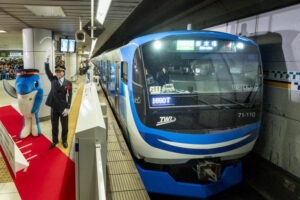 りんかい線、ニッコリ顔の新型「71-000形」が営業運転開始！