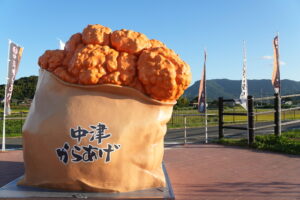 大分「道の駅なかつ」に「中津からあげ」のモニュメント誕生！