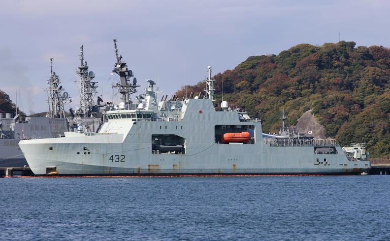 カナダ海軍の砕氷艦「マックス・バーネイズ」横須賀に寄港！11月19日