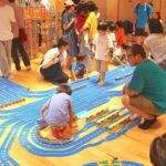 横浜・大倉山記念館に巨大プラレール「でんしゃであそぼう！」開催