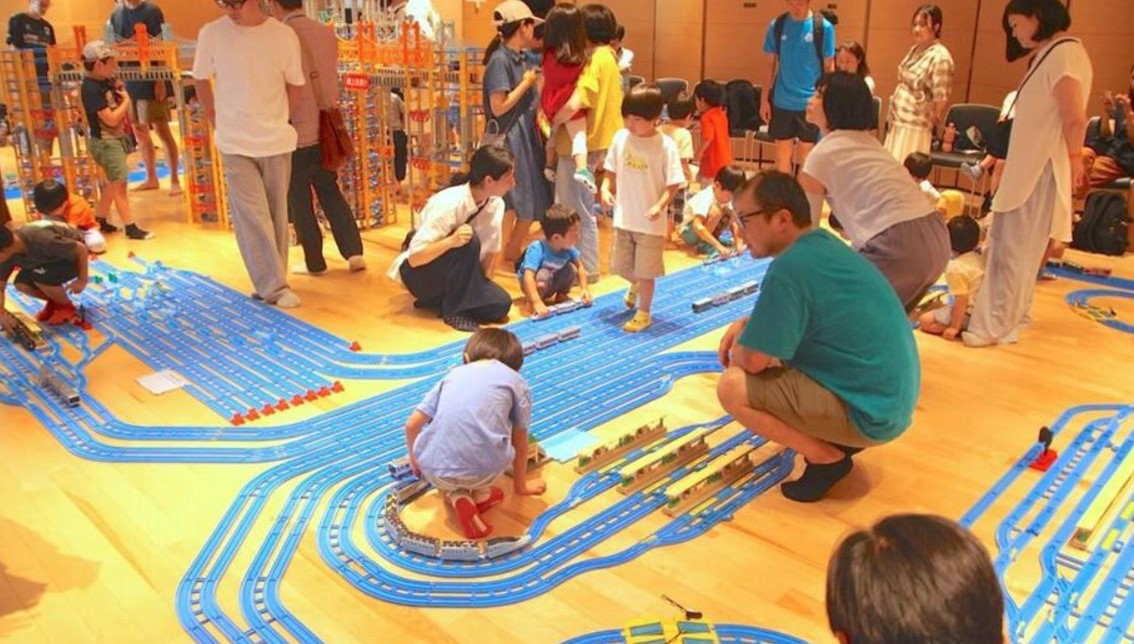 横浜・大倉山記念館に巨大プラレール「でんしゃであそぼう!」開催