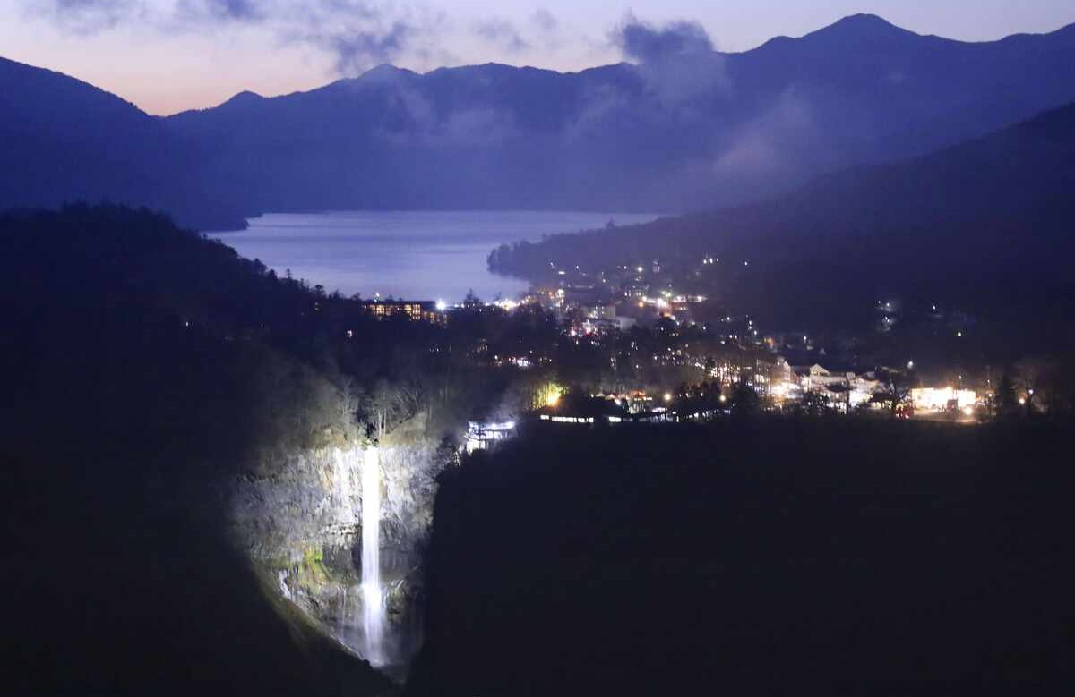 栃木・日光「華厳の滝」落差97m 迫力の大瀑布をライトアップ!