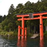国内屈指のパワースポット「箱根神社」の鳥居が湖の中に建つ理由