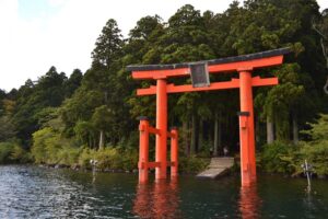 国内屈指のパワースポット「箱根神社」の鳥居が湖の中に建つ理由