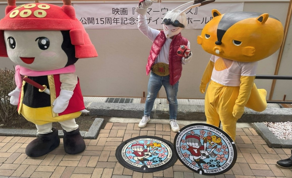 長野県・高市神社前に「サマーウォーズ」のマンホールふた設置！