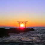 大洗海岸、岩場の鳥居越しの初日の出　 鹿島臨海鉄道が初の臨時便！
