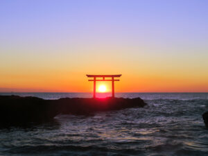 大洗海岸、岩場の鳥居越しの初日の出　 鹿島臨海鉄道が初の臨時便！