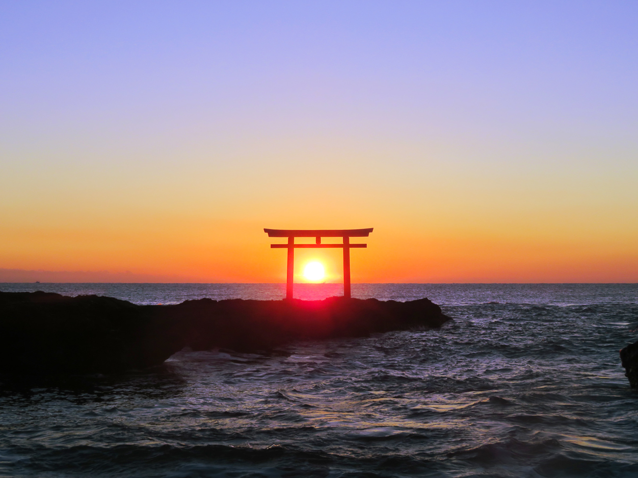 大洗海岸、岩場の鳥居越しの初日の出　 鹿島臨海鉄道が初の臨時便！