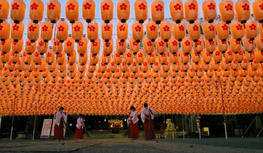 姫路護国神社で「新年万灯祭」平和を願う2千個の提灯！ 元旦から