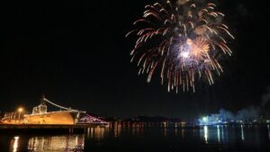 横須賀で新年のカウントダウン！ 汽笛と花火で祝う軍港の年越し