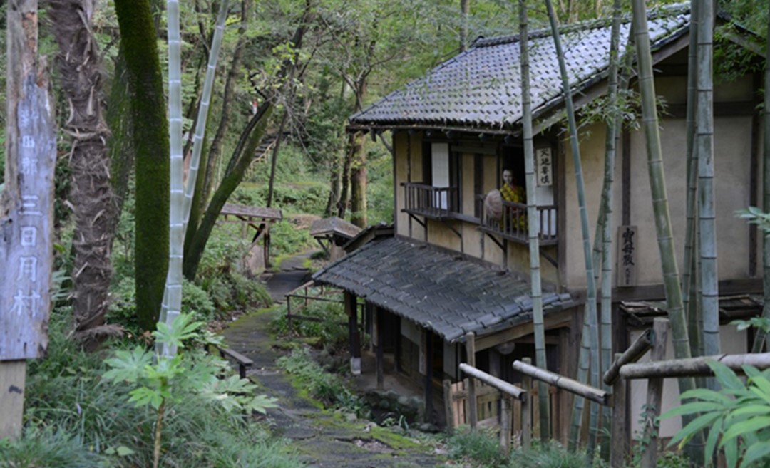 日本一不気味な遊園地？「歴史の里・三日月村」がシュール過ぎる