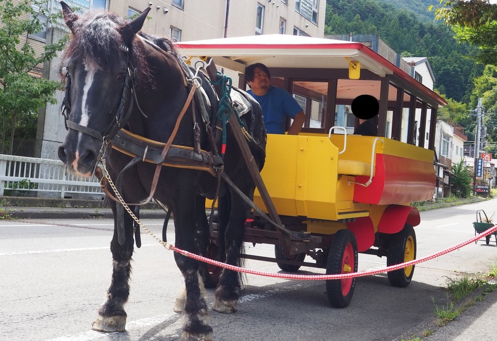 栃木・塩原温泉街の名物「トテ馬車」5年ぶりに期間限定で復活!
