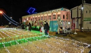 福島で「電車×ニットのイルミネーション」陣屋通りを鮮やかに彩る