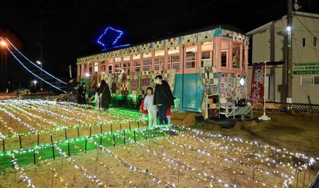 福島で「電車×ニットのイルミネーション」陣屋通りを鮮やかに彩る