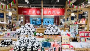 上野案内所で パンダの再来願った「来来（ライライ）」グッズ大反響！