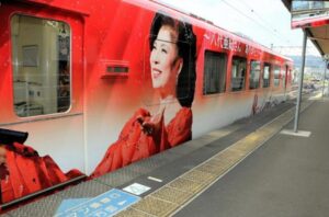 おれんじ鉄道、沿線出身の大スター「八代亜紀」ラッピング列車運行!