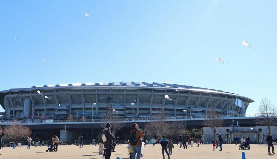 新横浜公園で自作のたこ揚げイベント!コマ回しや羽根つきも! 1/12日