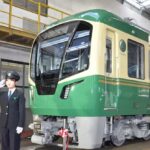 江ノ電が20年ぶり新型車両「700形」を公開！制服も14年ぶりに更新する