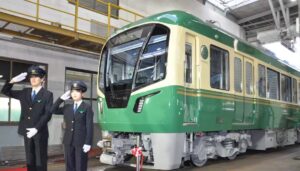 江ノ電が20年ぶり新型車両「700形」を公開！制服も14年ぶりに更新する
