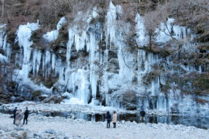 埼玉・秩父の冬の風物詩「三十槌の氷柱」が見頃！夜にはライトアップも