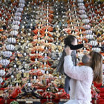 静岡・袋井市の可睡斎で、壮観！32段飾りの「ひな人形」1200体！