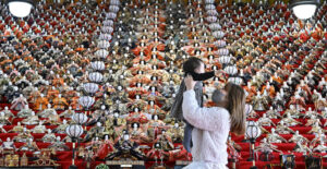 静岡・袋井市の可睡斎で、壮観！32段飾りの「ひな人形」1200体！