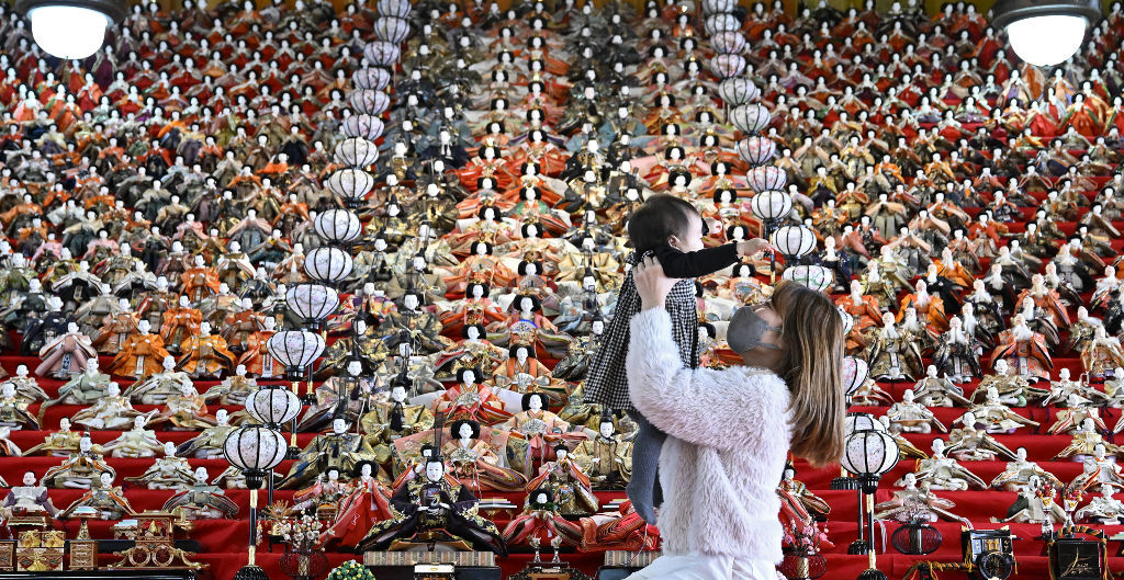 静岡・袋井市の可睡斎で、壮観!32段飾りの「ひな人形」1200体!