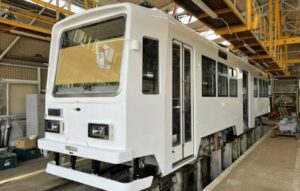 愛知・豊橋鉄道で「すっぴん未塗装」の路面電車！5日間だけの限定運行