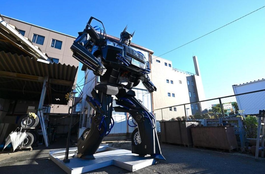 新横浜の三和交通・本社営業所前に、ロボット型タクシーが再臨！