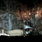 長野・鉄平石採掘跡「幕岩」が夜間ライトアップ！ 美しい氷瀑も