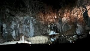 長野・鉄平石採掘跡「幕岩」が夜間ライトアップ！ 美しい氷瀑も