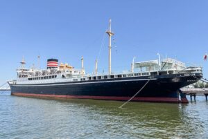 横浜・山下公園に保存展示の大型客船、国の重要文化財「氷川丸」とは