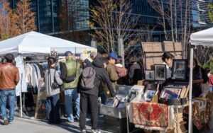 横浜シンフォステージで「蚤の市」3/20日 開催！古着や食器・雑貨など