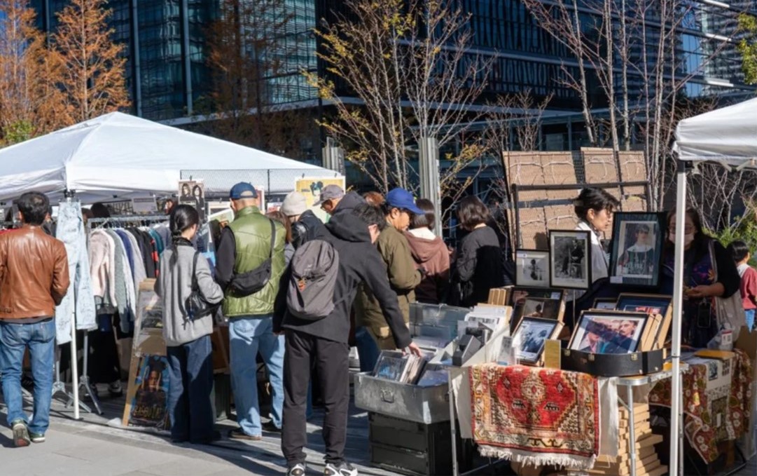 横浜シンフォステージで「蚤の市」3/20日 開催！古着や食器・雑貨など
