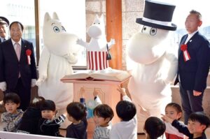 ムーミンに会えるまち、東飯能駅に「ムーミンママ」のオブジェが登場！