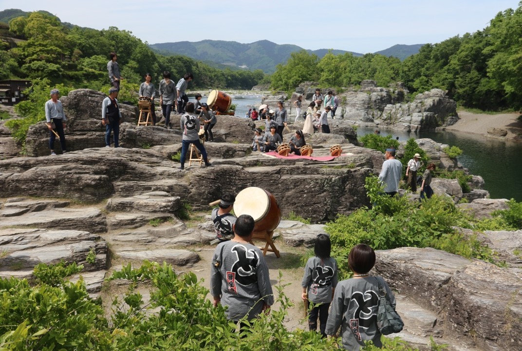 秩父・長瀞の岩畳で、藤の開花に合わせ「長瀞藤まつり」開催！4/26日～